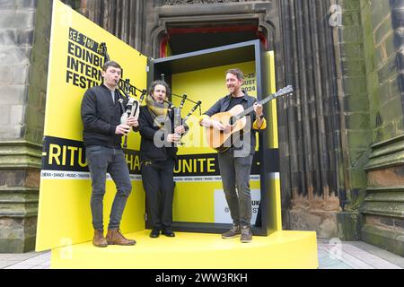 Édimbourg, Écosse. Jeudi 21 mars 2024. Sur la photo, de gauche à droite, les personnes présentes à l'événement à partir d'aujourd'hui les billets pour le Festival international d'Édimbourg sont en vente au public. Pour marquer l’occasion, trois musiciens du groupe folk contemporain Breabach se produisent au Hub avec une version géante de la brochure This Years qui est exposée dans divers endroits clés d’Édimbourg. Pendant les quatre prochains jours, un artiste différent se produira à l'intérieur de la brochure. Crédit : Brian Anderson Banque D'Images