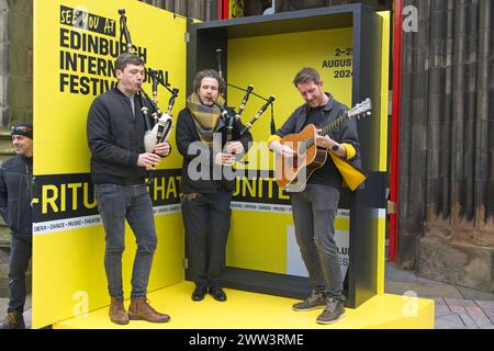 Édimbourg, Écosse. Jeudi 21 mars 2024. Sur la photo, de gauche à droite, les personnes présentes à l'événement à partir d'aujourd'hui les billets pour le Festival international d'Édimbourg sont en vente au public. Pour marquer l’occasion, trois musiciens du groupe folk contemporain Breabach se produisent au Hub avec une version géante de la brochure This Years qui est exposée dans divers endroits clés d’Édimbourg. Pendant les quatre prochains jours, un artiste différent se produira à l'intérieur de la brochure. Crédit : Brian Anderson Banque D'Images