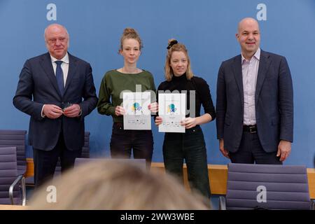 Bündnis zusammen für Demokratie gegründet 2024-03-21 Deutschland, Berlin - Bundespressekonferenz : Vorstellung der Initiative Klimageld - Wir zeigen, dass es möglich ist Im Bild v.r. Prof. Marcel Fratzscher, Präsident des Deutschen Inistituts für Wirtschaftforschung DIW, Carla Reemtsma, Fridays for future, Helena Steinhaus, Gründerin Sanktionsfrei e.V. und Dr Ulrich Schneider, Hauptgeschäftsführer Der Paritätische Gesamtverband, . *** Alliance Together for Democracy fondée 2024 03 21 Allemagne, Berlin Conférence de presse fédérale présentation de l'initiative Climate Money nous montrons qu'il s'agit de POSS Banque D'Images