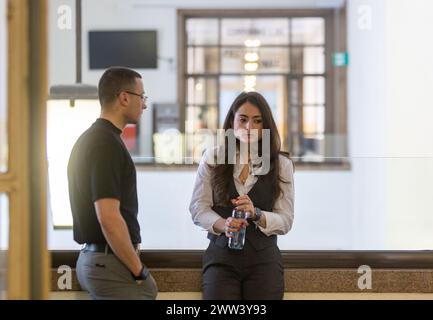 Milan, Italie. 21 mars 2024. Mario, il Fratello di Giulia e la sorella Chiara prima dell'Udienza del Processo ad Alessandro Impagnatiello per l'omicidio di Giulia Tramontano e del figlio Thiago a Senago - Cronaca - Milano, Italia - Giovedì, 21 marzo 2024 (foto Stefano Porta/LaPresse) Mario, Chiara, frère et sœur de Giulia, avant l'audition du procès d'Alessandro Impagnatiello pour le meurtre de Giulia Tramontano et de son fils Thiago à Senago - Actualités - Milan, Italie - jeudi 21 mars 2024 (photo Stefano Porta/LaPresse) crédit : LaPresse/Alamy Live News Banque D'Images