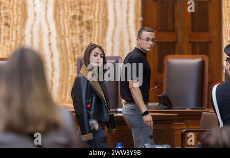 Milan, Italie. 21 mars 2024. Mario, il Fratello di Giulia e la sorella Chiara prima dell'Udienza del Processo ad Alessandro Impagnatiello per l'omicidio di Giulia Tramontano e del figlio Thiago a Senago - Cronaca - Milano, Italia - Giovedì, 21 marzo 2024 (foto Stefano Porta/LaPresse) Mario, Chiara, frère et sœur de Giulia, avant l'audition du procès d'Alessandro Impagnatiello pour le meurtre de Giulia Tramontano et de son fils Thiago à Senago - Actualités - Milan, Italie - jeudi 21 mars 2024 (photo Stefano Porta/LaPresse) crédit : LaPresse/Alamy Live News Banque D'Images