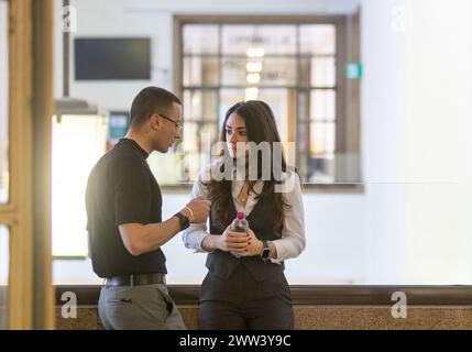 Milan, Italie. 21 mars 2024. Mario, il Fratello di Giulia e la sorella Chiara prima dell'Udienza del Processo ad Alessandro Impagnatiello per l'omicidio di Giulia Tramontano e del figlio Thiago a Senago - Cronaca - Milano, Italia - Giovedì, 21 marzo 2024 (foto Stefano Porta/LaPresse) Mario, Chiara, frère et sœur de Giulia, avant l'audition du procès d'Alessandro Impagnatiello pour le meurtre de Giulia Tramontano et de son fils Thiago à Senago - Actualités - Milan, Italie - jeudi 21 mars 2024 (photo Stefano Porta/LaPresse) crédit : LaPresse/Alamy Live News Banque D'Images