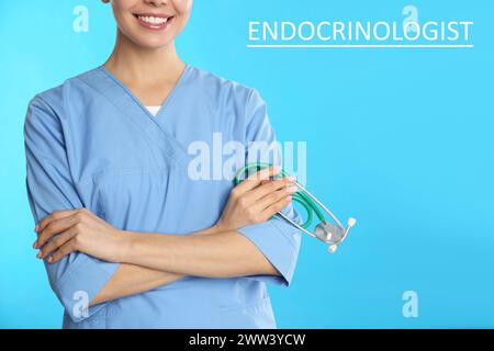 Endocrinologue avec stéthoscope sur fond bleu clair, gros plan Banque D'Images