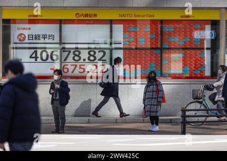 Tokyo, Japon. 21 mars 2024. Les membres du public passent devant une exposition montrant le Nikkei Stock Average dans le quartier financier de Tokyo. Crédit : Marcin Nowak/Alamy Live News Banque D'Images