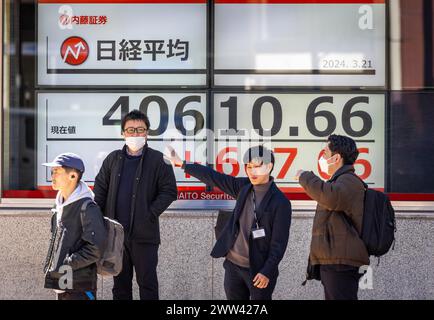 Tokyo, Japon. 21 mars 2024. Les membres du public passent devant une exposition montrant le Nikkei Stock Average dans le quartier financier de Tokyo. Crédit : Marcin Nowak/Alamy Live News Banque D'Images