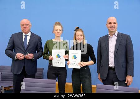 Ulrich Schneider, Helena Steinhaus, Carla Reemtsma und Marcel Fratzscher BEI der Bundespressekonferenz zum Thema Klimageld - Wir zeigen, dass es möglich ist im Haus der Bundespressekonferenz. Berlin, 21.03.2024 *** Ulrich Schneider, Helena Steinhaus, Carla Reemtsma et Marcel Fratzscher à la Conférence de presse fédérale sur l'argent climatique nous montrons que c'est possible au Centre de conférence de presse fédérale Berlin, 21 03 2024 Foto:XF.xKernx/xFuturexImagex klimageld 4301 Banque D'Images