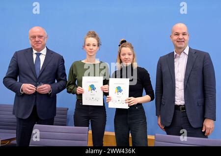 Ulrich Schneider, Helena Steinhaus, Carla Reemtsma und Marcel Fratzscher BEI der Bundespressekonferenz zum Thema Klimageld - Wir zeigen, dass es möglich ist im Haus der Bundespressekonferenz. Berlin, 21.03.2024 *** Ulrich Schneider, Helena Steinhaus, Carla Reemtsma et Marcel Fratzscher à la Conférence de presse fédérale sur l'argent climatique nous montrons que c'est possible au Centre de conférence de presse fédérale Berlin, 21 03 2024 Foto:XF.xKernx/xFuturexImagex klimageld 4303 Banque D'Images