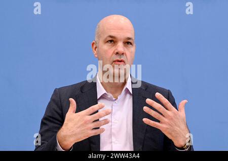 Marcel Fratzscher BEI der Bundespressekonferenz zum Thema Klimageld - Wir zeigen, dass es möglich ist im Haus der Bundespressekonferenz. Berlin, 21.03.2024 *** Marcel Fratzscher à la Conférence de presse fédérale sur l'argent climatique nous montrons que c'est possible dans la Maison de la Conférence de presse fédérale Berlin, 21 03 2024 Foto:XF.xKernx/xFuturexImagex klimageld 4327 Banque D'Images