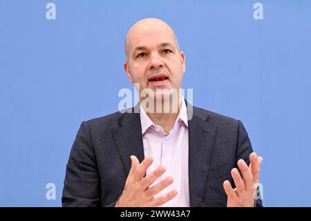 Marcel Fratzscher BEI der Bundespressekonferenz zum Thema Klimageld - Wir zeigen, dass es möglich ist im Haus der Bundespressekonferenz. Berlin, 21.03.2024 *** Marcel Fratzscher à la Conférence de presse fédérale sur l'argent climatique nous montrons que c'est possible dans la Maison de la Conférence de presse fédérale Berlin, 21 03 2024 Foto:XF.xKernx/xFuturexImagex klimageld 4326 Banque D'Images