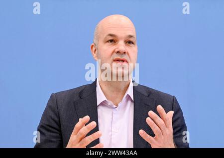 Marcel Fratzscher BEI der Bundespressekonferenz zum Thema Klimageld - Wir zeigen, dass es möglich ist im Haus der Bundespressekonferenz. Berlin, 21.03.2024 *** Marcel Fratzscher à la Conférence de presse fédérale sur l'argent climatique nous montrons que c'est possible dans la Maison de la Conférence de presse fédérale Berlin, 21 03 2024 Foto:XF.xKernx/xFuturexImagex klimageld 4328 Banque D'Images