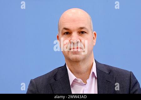 Marcel Fratzscher BEI der Bundespressekonferenz zum Thema Klimageld - Wir zeigen, dass es möglich ist im Haus der Bundespressekonferenz. Berlin, 21.03.2024 *** Marcel Fratzscher à la Conférence de presse fédérale sur l'argent climatique nous montrons que c'est possible dans la Maison de la Conférence de presse fédérale Berlin, 21 03 2024 Foto:XF.xKernx/xFuturexImagex klimageld 4330 Banque D'Images