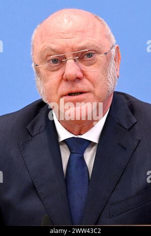 Ulrich Schneider BEI der Bundespressekonferenz zum Thema Klimageld - Wir zeigen, dass es möglich ist im Haus der Bundespressekonferenz. Berlin, 21.03.2024 *** Ulrich Schneider à la conférence de presse fédérale sur le thème de l'argent climatique nous montrons que c'est possible à la conférence de presse fédérale Berlin, 21 03 2024 Foto:XF.xKernx/xFuturexImagex klimageld 4334 Banque D'Images