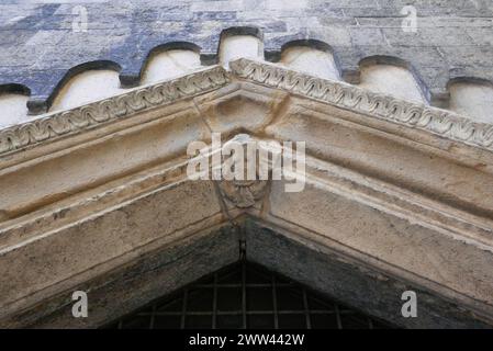 Basilique San Fedele à Côme, Italie . La porte du Nord-est, détail des sculptures en bas-relief de la sirène romane Banque D'Images