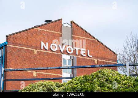 Wolverhampton, Royaume-Uni - 21 mars 2024 : signalisation extérieure Novotel, la marque hôtelière française Banque D'Images
