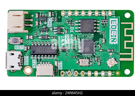 DURBAN AFRIQUE DU SUD - 21 MARS 2024 : carte de développement Wemos Lolin D1 mini PRO V2 Micro, basée sur le microcontrôleur sans fil ESP8266, isolée sur un Banque D'Images