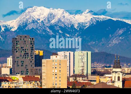 Ljubljana, Slovénie : immeubles résidentiels modernes de grande hauteur et Alpes enneigées Banque D'Images