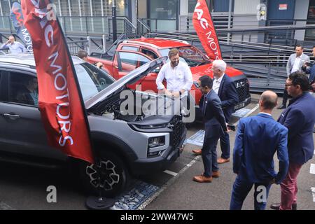 Sydney, Australie. 20 mars 2024. Les gens regardent les T9 utes personnalisées à carburant diesel en Australie du constructeur automobile chinois JAC Group à Sydney, Australie, le 20 mars 2024. Le constructeur automobile chinois JAC Group commencera à vendre son premier T9 ute diesel personnalisé en Australie sur le marché australien en avril. POUR ALLER AVEC 'JAC Group pour vendre des T9 Utes en Australie en avril' crédit : Li Xiaoyu/Xinhua/Alamy Live News Banque D'Images