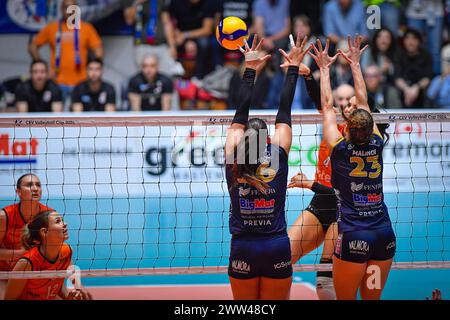 Turin, Italie, Italie. 20 mars 2024. Turin, Italie 10 janvier 2024 .final CEV Volleyball Cup 2024 Women .Reale Mutua Fenera Chieri '76 (ITA) - Viteos Neuchatel UC (sui) 3-1.Pala Gianni Asti Turin.Katerina Zakchaiou 16 (Chieri'76) Ofelia Malinov 23 (Chieri'76) défendre lors du match final CEV Champions League UC entre Reale Mutua Fener Chieri '76 et Viteos Neuchatel Pala Gianni Asti à Turin, Italie 20 mars 2024 (image crédit : © Tonello Abozzi/Pacific Press via ZUMA Press Wire) USAGE ÉDITORIAL SEULEMENT! Non destiné à UN USAGE commercial ! Banque D'Images