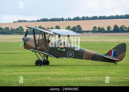 De Havilland DH-82B Queen Bee (Tiger Moth) LF858 G-BLUZ au décollage au Duxford Air Show 2022, Duxford Airfield, Cambridgeshire, Angleterre, Royaume-Uni Banque D'Images