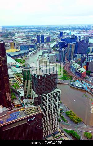 Melbourne Australie Skyline avec Yarra River Victoria Port Phillip Bay Océan Indien Banque D'Images