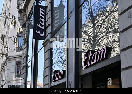 Etam illustration de panneaux commerciaux et de magasins à Lyon, France le 27 janvier 2024. Photo Julien Reynaud/APS-medias/ABACAPRESS.COM Banque D'Images