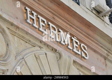Lyon, France. 16 février 2024. Hermès illustration d'enseignes commerciales et de magasins à Lyon, France le 16 février 2024. Photo de Julien Reynaud/APS-médias/ABACAPRESS.COM crédit : Abaca Press/Alamy Live News Banque D'Images