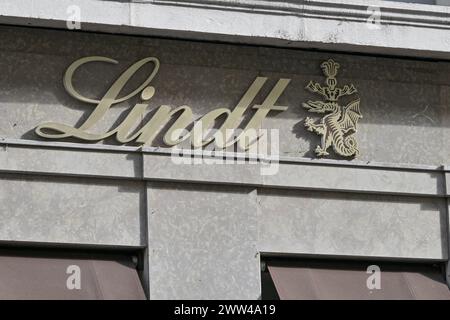 Lyon, France. 16 février 2024. Lindt illustration d'enseignes commerciales et de magasins à Lyon, France le 16 février 2024. Photo de Julien Reynaud/APS-médias/ABACAPRESS.COM crédit : Abaca Press/Alamy Live News Banque D'Images