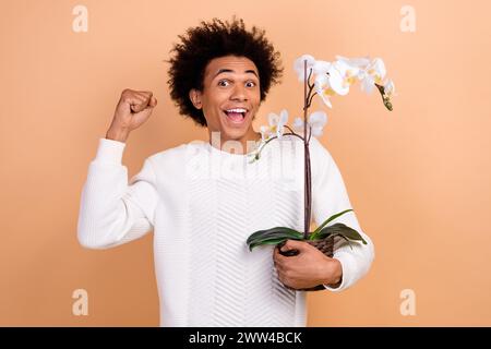 Photo de positif heureux petit ami optimiste dans des vêtements à la mode blancs ont une bonne humeur amusante isolé sur fond de couleur beige Banque D'Images