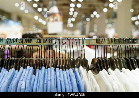 Vêtements sur cintres dans un magasin de détail. Concept de mode et de shopping Banque D'Images