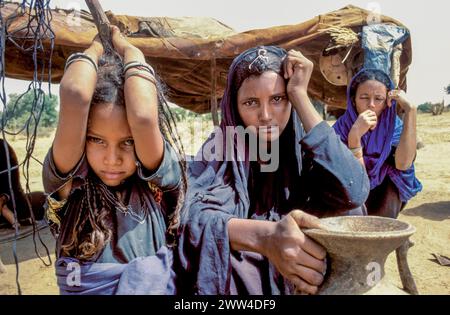 Niger, famille Nomad ou Touareg dans leur cabane temporaire dans la région du Sahel près de Bouza. Banque D'Images