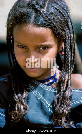 Fille Niger, nomade ou Touareg dans la région du Sahel près de Bouza. Banque D'Images