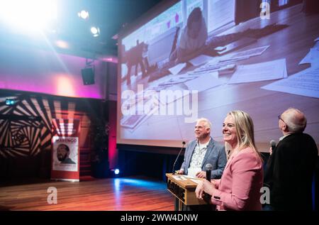 AMSTERDAM - L'illustrateur judiciaire Aloys Oosterwijk et la journaliste criminelle Marieke de Witte lors de la présentation du livre MARENGO - le procès le plus malade et le plus empoisonné de tous les temps. Oosterwijk, en collaboration avec la journaliste criminelle Marieke de Witte, a rendu compte de l'important processus de liquidation de Marengo pendant six ans. ANP EVA PLEVIER pays-bas OUT - belgique OUT Banque D'Images