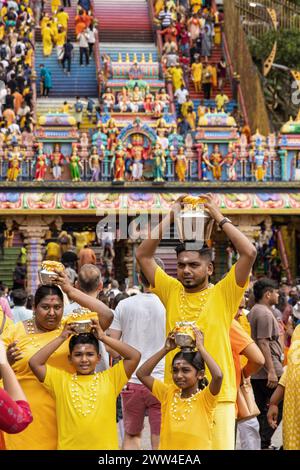 Famille portant des pots au festival hindou de Thaipusam au temple hindou de Batu Caves en Malaisie à Kuala Lumpur Banque D'Images