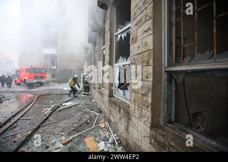 KHARKIV, UKRAINE - 20 MARS 2024 - suite à une attaque de missile russe contre une entreprise privée, Kharkiv, dans le nord-est de l'Ukraine. Banque D'Images