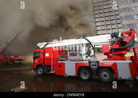 KHARKIV, UKRAINE - 20 MARS 2024 - suite à une attaque de missile russe contre une entreprise privée, Kharkiv, dans le nord-est de l'Ukraine. Banque D'Images
