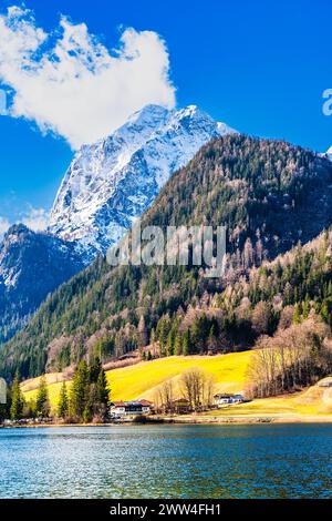 Lac Hintersee en Allemagne, Bavière, Parc National de Ramsau dans les Alpes. Beau paysage hivernal. Vertical. Banque D'Images
