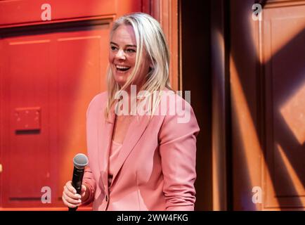 AMSTERDAM - journaliste criminelle Marieke de Witte lors de la présentation du livre MARENGO - le procès le plus malade et empoisonné jamais. Oosterwijk, en collaboration avec la journaliste criminelle Marieke de Witte, a rendu compte de l'important processus de liquidation de Marengo pendant six ans. ANP EVA PLEVIER pays-bas OUT - belgique OUT Banque D'Images