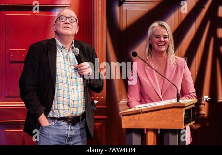 AMSTERDAM - L'illustrateur judiciaire Aloys Oosterwijk et la journaliste criminelle Marieke de Witte lors de la présentation du livre MARENGO - le procès le plus malade et le plus empoisonné de tous les temps. Oosterwijk, en collaboration avec la journaliste criminelle Marieke de Witte, a rendu compte de l'important processus de liquidation de Marengo pendant six ans. ANP EVA PLEVIER pays-bas OUT - belgique OUT Banque D'Images