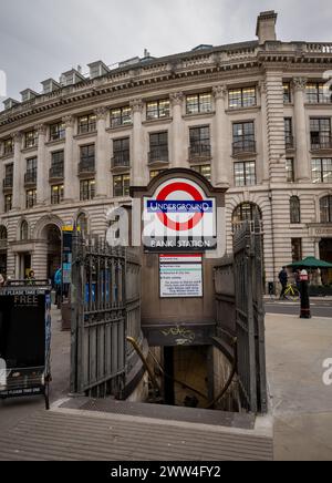 Londres, Royaume-Uni : une entrée à la station de métro Bank dans la ville de Londres. Banque D'Images