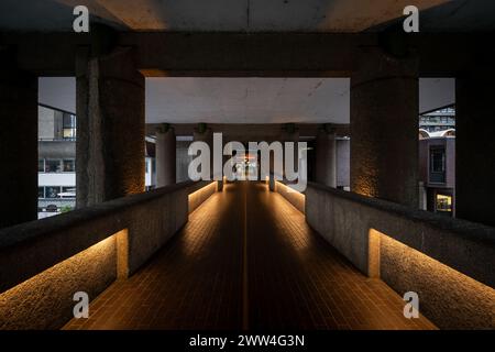 Londres, Royaume-Uni : passerelle de haut niveau sur le domaine Barbican dans la ville de Londres menant au Barbican Centre. Banque D'Images