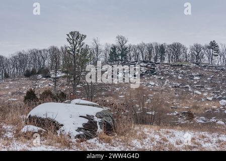 La vue de Little Round Top depuis la vallée de la mort un jour de neige, Gettysburg PA USA Banque D'Images