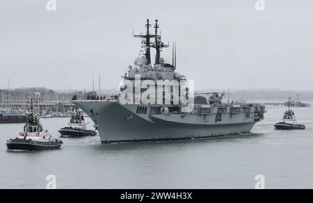 Le porte-avions ITS GIUSEPPE GARIBALDI (C551) quitte la base navale Banque D'Images