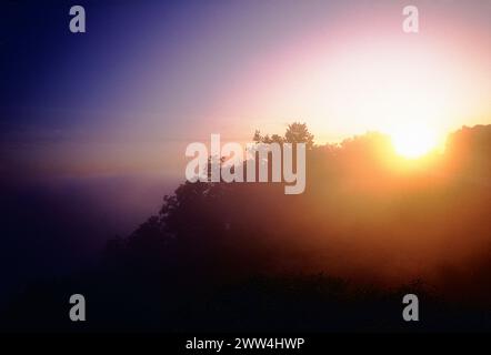 Le soleil piquant dans le brouillard ; East Brady Overlook ; Allegheny River ; Clarion County ; Pennsylvanie; ÉTATS-UNIS Banque D'Images