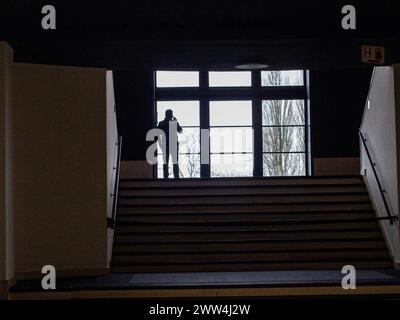 Bruxelles, Belgique, Belgique. 21 mars 2024. Une personne parle au téléphone de l'entrée du premier Sommet de l'énergie nucléaire à avoir jamais eu lieu. Il s'est tenu à l'Expo de Bruxelles. (Crédit image : © Bianca Otero/ZUMA Press Wire) USAGE ÉDITORIAL SEULEMENT! Non destiné à UN USAGE commercial ! Banque D'Images