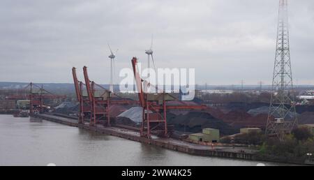 Hambourg, Allemagne. 21 mars 2024. Vue du Hansaport, un terminal portuaire pour les marchandises en vrac comme le minerai de fer et le charbon, dans le port de Hambourg. Crédit : Marcus Brandt/dpa/Alamy Live News Banque D'Images