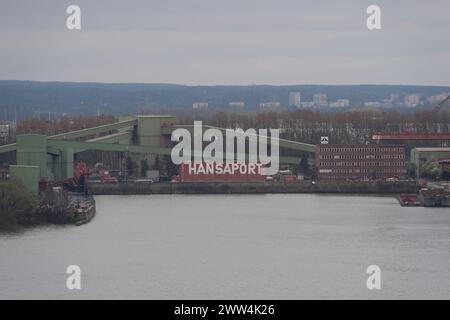 Hambourg, Allemagne. 21 mars 2024. Vue du Hansaport, un terminal portuaire pour les marchandises en vrac comme le minerai de fer et le charbon, dans le port de Hambourg. Crédit : Marcus Brandt/dpa/Alamy Live News Banque D'Images