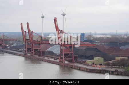 Hambourg, Allemagne. 21 mars 2024. Vue du Hansaport, un terminal portuaire pour les marchandises en vrac comme le minerai de fer et le charbon, dans le port de Hambourg. Crédit : Marcus Brandt/dpa/Alamy Live News Banque D'Images