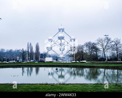 Bruxelles, Belgique, Belgique. 21 mars 2024. L'Atomium du parc de Brussels Expo et il réfléchit aussi sur l'eau. (Crédit image : © Bianca Otero/ZUMA Press Wire) USAGE ÉDITORIAL SEULEMENT! Non destiné à UN USAGE commercial ! Banque D'Images