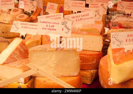 Italian Cheese Stall, Greenwich Market, Greenwich, South London, Royaume-Uni Banque D'Images