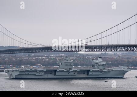 Le porte-avions de la Royal Navy HMS Queen Elizabeth navigue sous Forth Road Bridge et arrive au chantier naval de Rosyth. Elle restera en cale sèche pour permettre à R. Banque D'Images